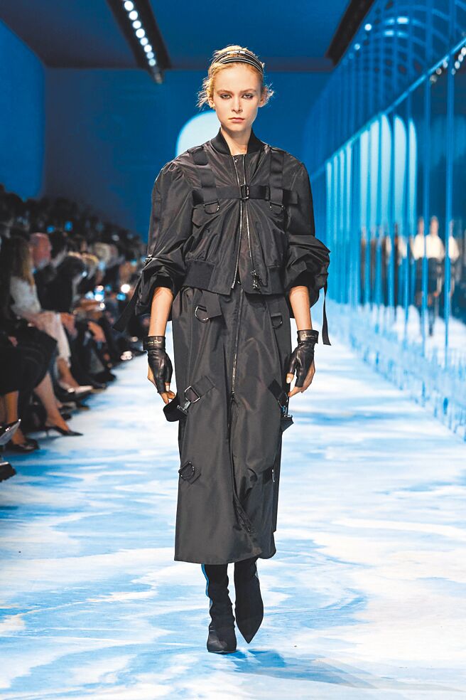 女裝造型中也有不少融入鎖扣、抓皺等運動風格機能強烈的配件元素。（Dior提供）