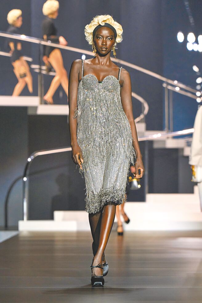 薄紗、雪紡、錐形胸罩、繩帶、流蘇象徵Dolce&Gabbana的義式誘惑。（Dolce&Gabbana提供）