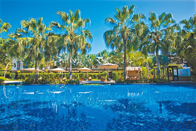 最大的户外泳池使用奇莱山纯净山泉水，水质清澈无污染。（花莲秧悦美地度假酒店提供）