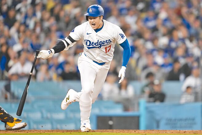 大谷翔平在6局下敲出安打，再次替道奇打回超前分時，忍不住大吼歡呼。（美聯社）