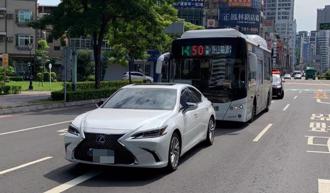 未注意车前状况！高雄公车追撞汽车 司机急煞幸无人伤