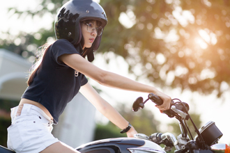 重機妹搶流量不要命 花式騎車晃奶 下次可能就死了