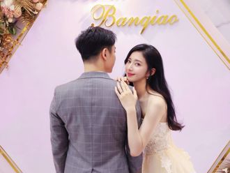 《通靈》學姊謝翔雅結婚了　甜喊「從我變成我們」尪神秘只露背