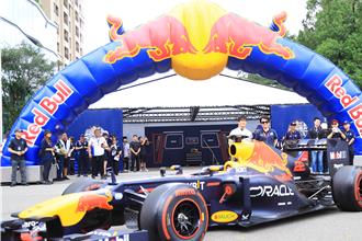 台中F1赛车热血登场 卢秀燕15秒致词 逾5万人爽看赛车飙速