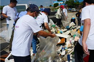 台灣「小希臘」沿岸垃圾多 台中醫院淨灘清出90公斤玻璃瓶