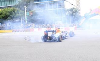 台中F1赛车秀压轴烧胎起火 激烈画面震撼全场 车手从容离开