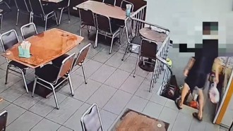 越南逃逸移工闯民宅翻箱倒柜 屋主录影喝斥勇敢制伏当场逮捕