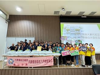 白米愛心傳溫情 鳳山警攜手大寮公廟關懷弱勢