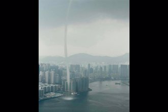 香港維多利亞港驚見水龍捲 直升機目擊畫面曝光