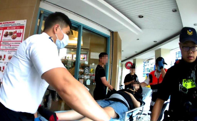 孕婦癲癇發作倒路邊，狂抽蓄口吐白沫，暖警緊急救援助送醫。（翻攝畫面）