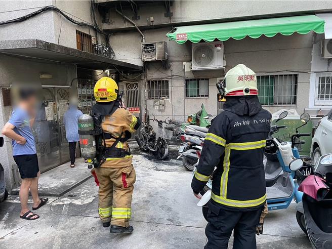 警方调查，70多岁李姓男子，疑似因为情绪不稳纵火，导致4辆机车被烧毁，但详细起火原因仍在调查中。（画面翻摄／纪爰高雄传真）