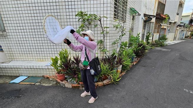 台南市官田區出現台南第20例境外移入登革熱病例，衛生所派員前往防治社區感染。（台南市衛生局提供／程炳璋台南傳真）