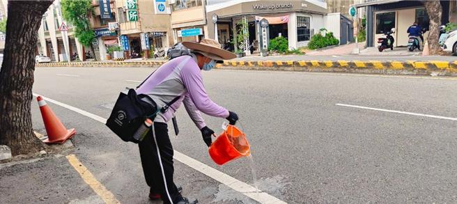 台南市官田區出現台南第20例境外移入登革熱病例，衛生所派員前往宣導巡倒清刷作登革熱防治。（台南市衛生局提供／程炳璋台南傳真）