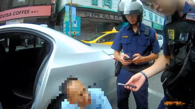 警方依现行犯将刘男逮捕带返。（图 / 刘咏韵翻摄）