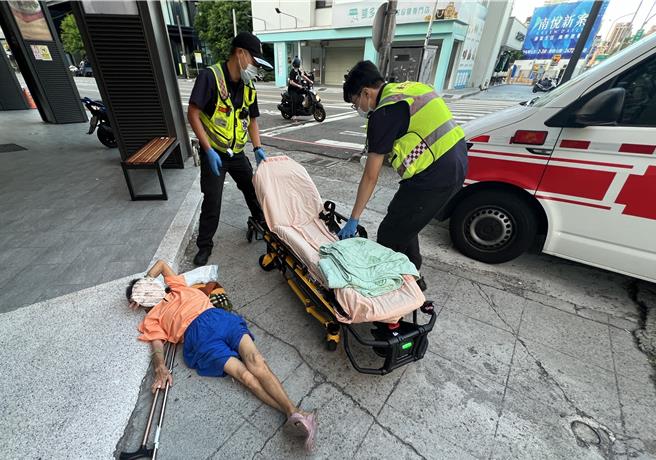 台中市第一警分局28日表示，台中民眾日前清晨5时许惊见1老妇平躺在路旁人行道，吓坏报警，警方到场查出她是被通报协寻的85岁张姓妇人，先由救护车送医，通知家属。警方初步研判，她疑因身体不适、倒地不起，所幸及时送医，未酿憾事。（警方提供／陈淑芬台中传真）