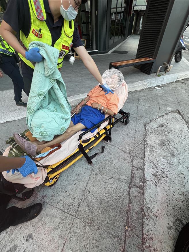 台中市第一警分局28日表示，台中民眾日前清晨5时许惊见1老妇平躺在路旁人行道，吓坏报警，警方到场查出她是被通报协寻的85岁张姓妇人，先由救护车送医，通知家属。警方初步研判，她疑因身体不适、倒地不起，所幸及时送医，未酿憾事。（警方提供／陈淑芬台中传真）