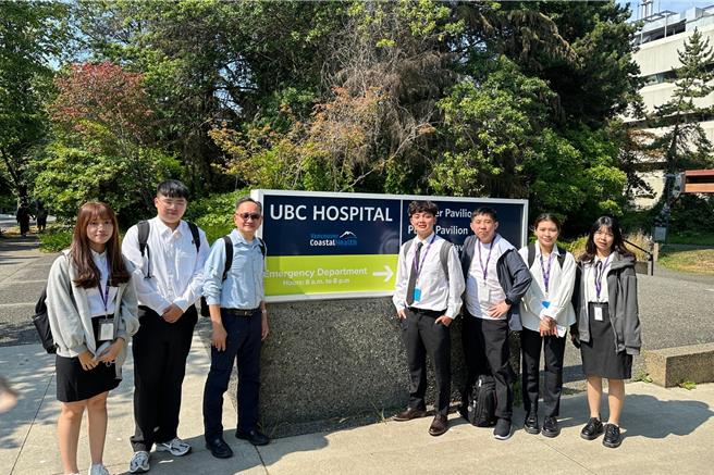 健管系助理教授李怡慶（左三）帶領學生在加拿大溫哥華實習。（校方提供／李京昇台中傳真）