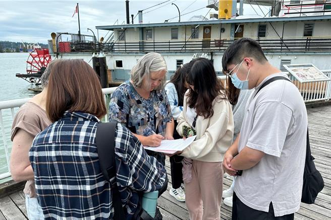 在加拿大溫哥華實習的弘光科大學生到當地進行問卷調查。（校方提供／李京昇台中傳真）