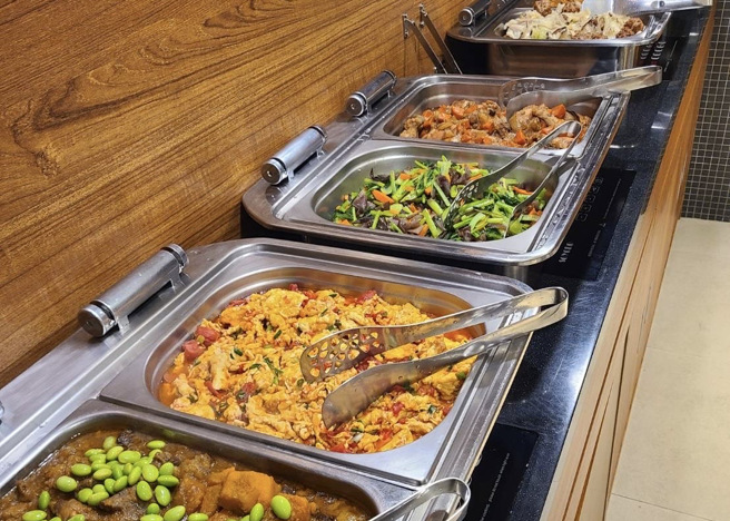 麥當勞叔叔之家的「主廚到我家」，豐盛菜色不輸五星級飯店。（麥當勞提供）