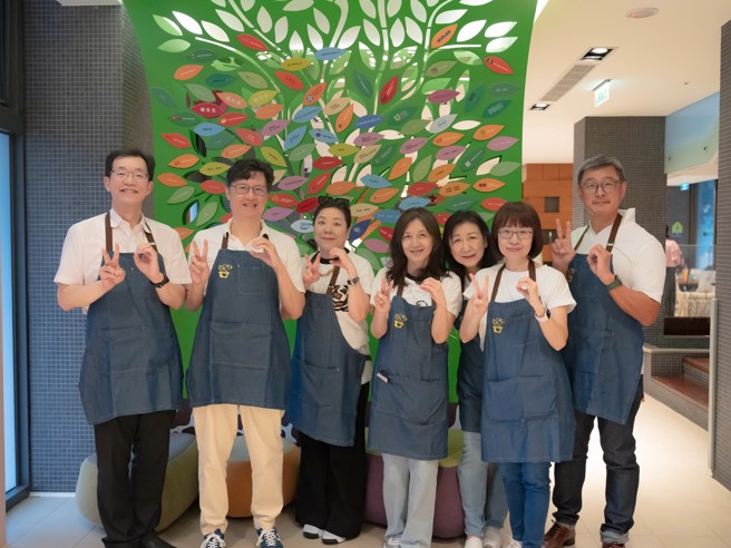 在李昌霖號召下，「廿食堂」成員包括台大醫師、出版社負責人等。（麥當勞提供）