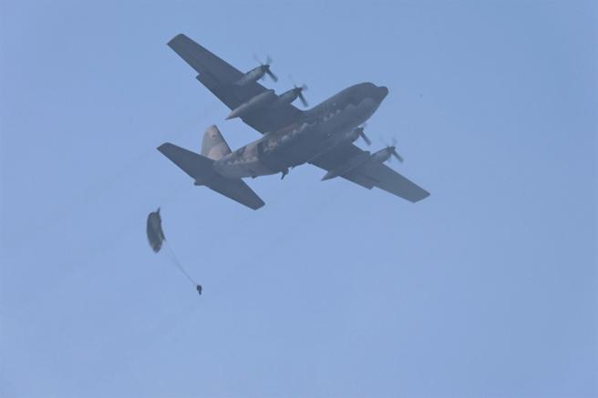 陸軍空訓中心「特種地形跳傘訓練班」昨日在屏東大鵬灣實施首次水域跳傘訓練，27名學員自C-130H運輸機依序跳出，精準降落海面目標區域，展現平時勤訓成果。（記者孫建屏攝）