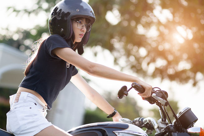 重机女网红穿着爆乳装，在镜头前「摇头晃奶」，危险行径掀起热议。（示意图：Shutterstock／达志）