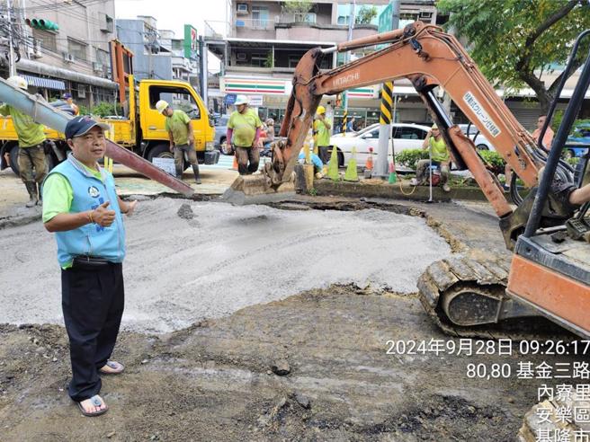 位於基隆市安樂區的基金三路及武聖街口的台水大口徑幹管昨日爆管並搶修，影響9000戶用水。（內寮里長嚴福神提供／徐佑昇基隆傳真）