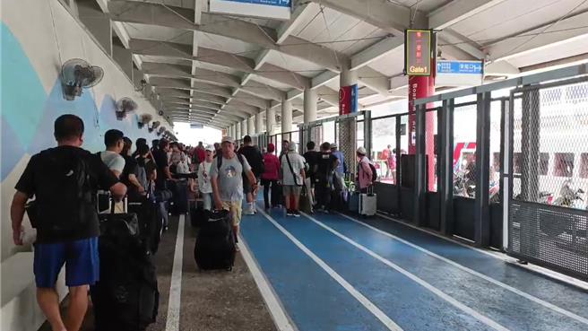 綠島南寮漁港遊客排隊等待搭船後撤。（讀者提供／蔡旻妤台東傳真）