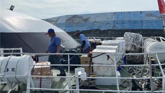 台東富岡漁港船上載滿物資避免離島交通受阻導致物資短缺。（蔡旻妤攝）