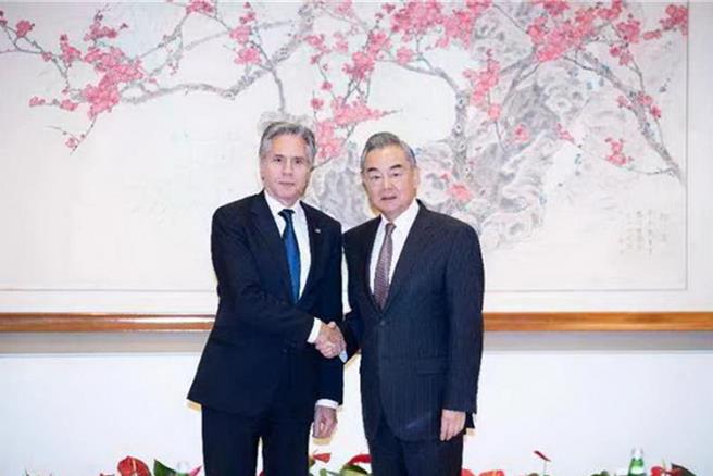 大陸外交部長王毅（右）27日會見美國國務卿布林肯。（圖／取自大陸外交部官網）