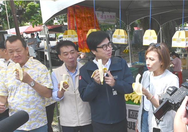 高雄市長陳其邁（右二）28日參加旗山區香蕉節活動，現場試吃香蕉。（林瑞益攝）