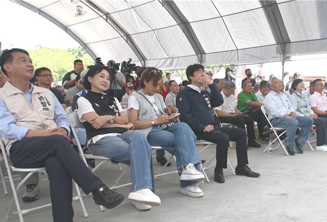 高雄市長陳其邁（前排左四）28日參加旗山區香蕉節活動，略顯疲態。（林瑞益攝）