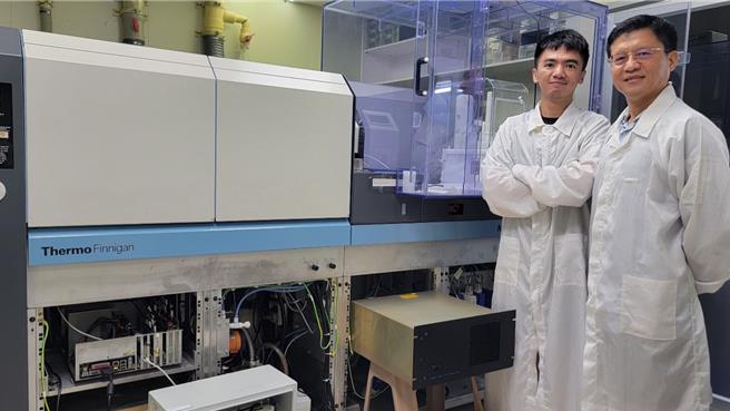 沈川洲教授（右）與胡訓銘博士（左）於台大地質系高精度同位素質譜儀前合影。（圖／台大）