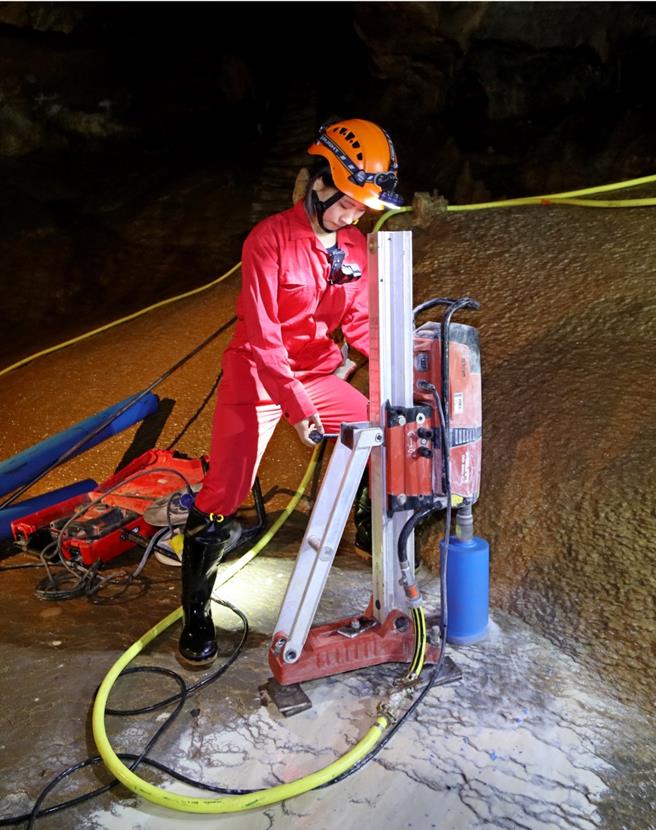 台大地質系碩士班研究生宋文惠在北義大利女巫洞操作鑽機，鑽取石灰岩岩芯標本。（圖／台大）