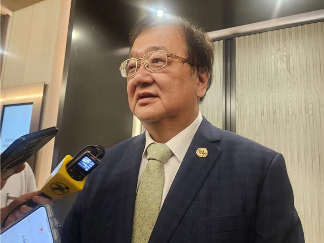 卫福部长邱泰源比总统先一步到场，接受媒体联访。（林周义摄）