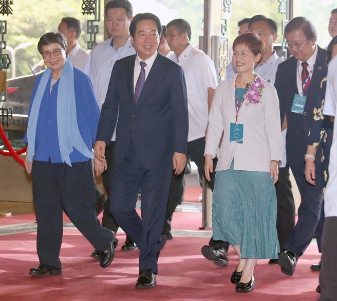 赖清德总统（左二）28日在卫福部长邱泰源（右一）、台湾护理学会理事长廖美南（右二）及圆山饭店董事长叶菊兰（左一）陪同下出席台湾护理学会110周年庆祝大会。（范扬光摄）