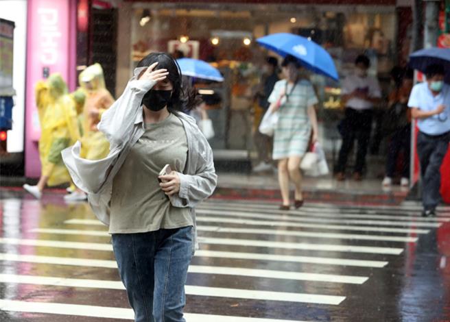 國家公園署再次提醒，未來一周天氣恐受東北風影響或低氣壓（或颱風）影響造成部分地區有短暫陣雨、雷雨或大雨情形發生，從事登山或是水域活動的朋友，請留心周遭環境變化。（示意圖／本報資料照片）
