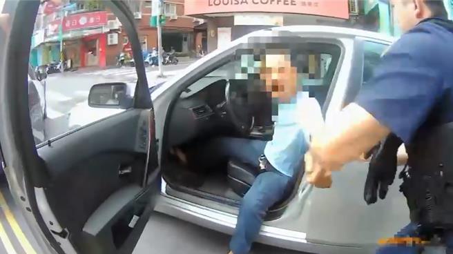 刘姓驾驶被员警拉下车。（三重警分局提供）
