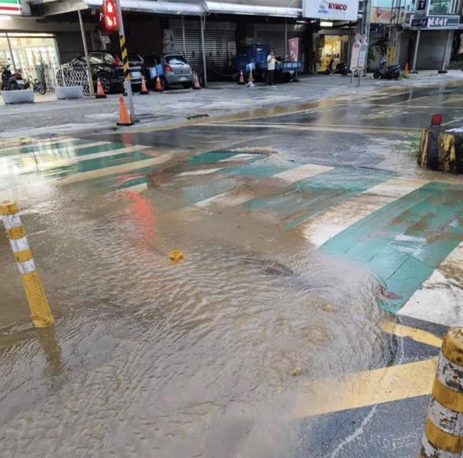 位於基隆市安樂區的基金三路及武聖街口的台水大口徑幹管昨日爆管並搶修，影響9000戶用水。（內寮里長嚴福神提供／徐佑昇基隆傳真）