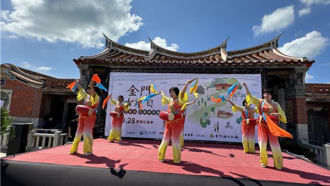 2024年金門古蹟日開幕活動，以一段熱情洋溢的金沙榮光腰鼓表演拉開序幕，腰鼓隊為現場帶來了充滿動感的演出，為活動增添了熱鬧氛圍。（于家麒攝）