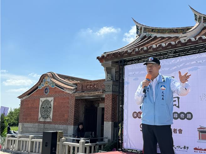 金門縣文化局長呂坤和強調，全國古蹟日的活動不僅是對金門文化遺產的展示，更是一個讓人們重新審視古蹟未來發展的機會。（于家麒攝）