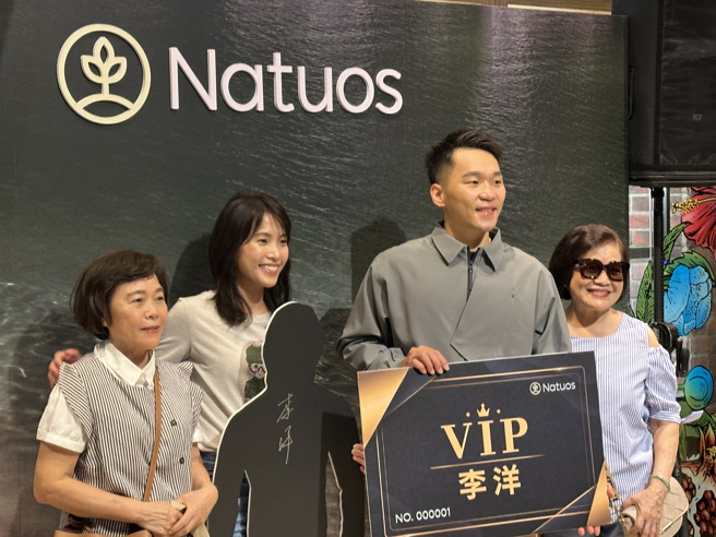 李洋(右二)现场获赠VIP会员卡。(黄及人摄)