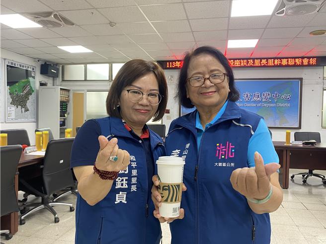 桃园市大园区青山里长李吴彩月（右），过去是小学老师，投身教育界32年，退休后在里民的推举下，2022年投入里长选举，顺利当选青山里里长，而现任大园区和平里长刘钰贞（左）也是她的学生，2人从师生变同僚。（廖姮玥摄）