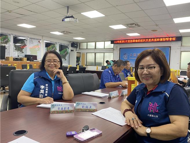 桃园市大园区青山里长李吴彩月，过去是小学老师，投身教育界32年，退休后在里民的推举下，2022年投入里长选举，顺利当选青山里里长，而现任大园区和平里长刘钰贞也是她的学生，2人从师生变同僚。（廖姮玥摄）