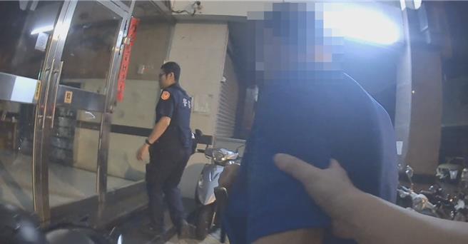 员警协助黄男返家。（民眾提供／李京升台中传真）