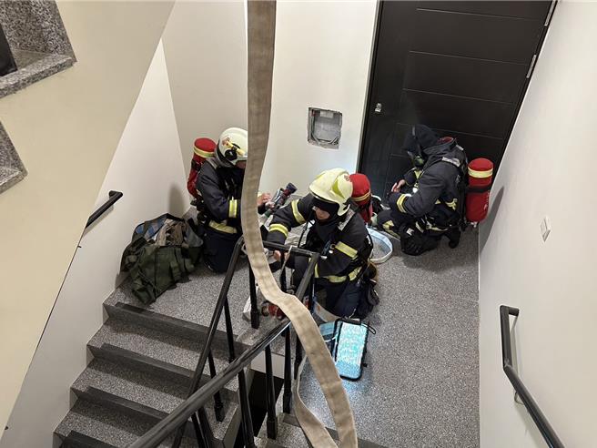 金門縣消防局為提升消防人員在高樓地下室場域的救援應變能力及大隊間的聯合救災默契，選定金寧鄉「湖峰富居」大樓地下室進行火災搶救演練。（圖／金門消防局）