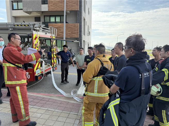 金門縣消防局為提升消防人員在高樓地下室場域的救援應變能力及大隊間的聯合救災默契，選定金寧鄉「湖峰富居」大樓地下室進行火災搶救演練。（圖／金門消防局）