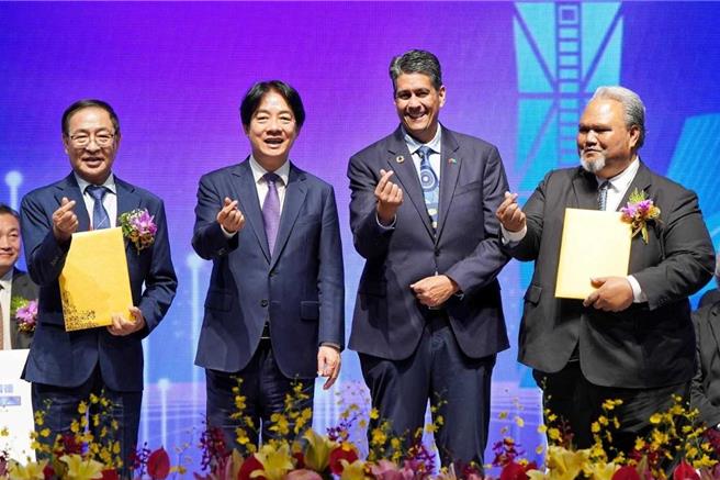 帛琉总统惠恕仁27日至28日访台并于昨日出席世界台湾商会联合总会第30届年会暨第3次理监事联席会议开幕典礼。（外交部提供）