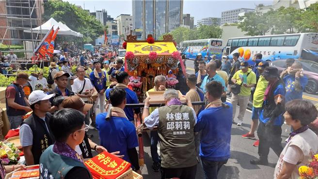祀典大天后宫举办的「府城迎妈祖」28日登场，忠义路因为设置观礼台，成为最雍塞的路段。（程炳璋摄）