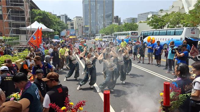 大天后宫的「府城迎妈祖」有宫庙请来舞团在观礼台前表演。（程炳璋摄）
